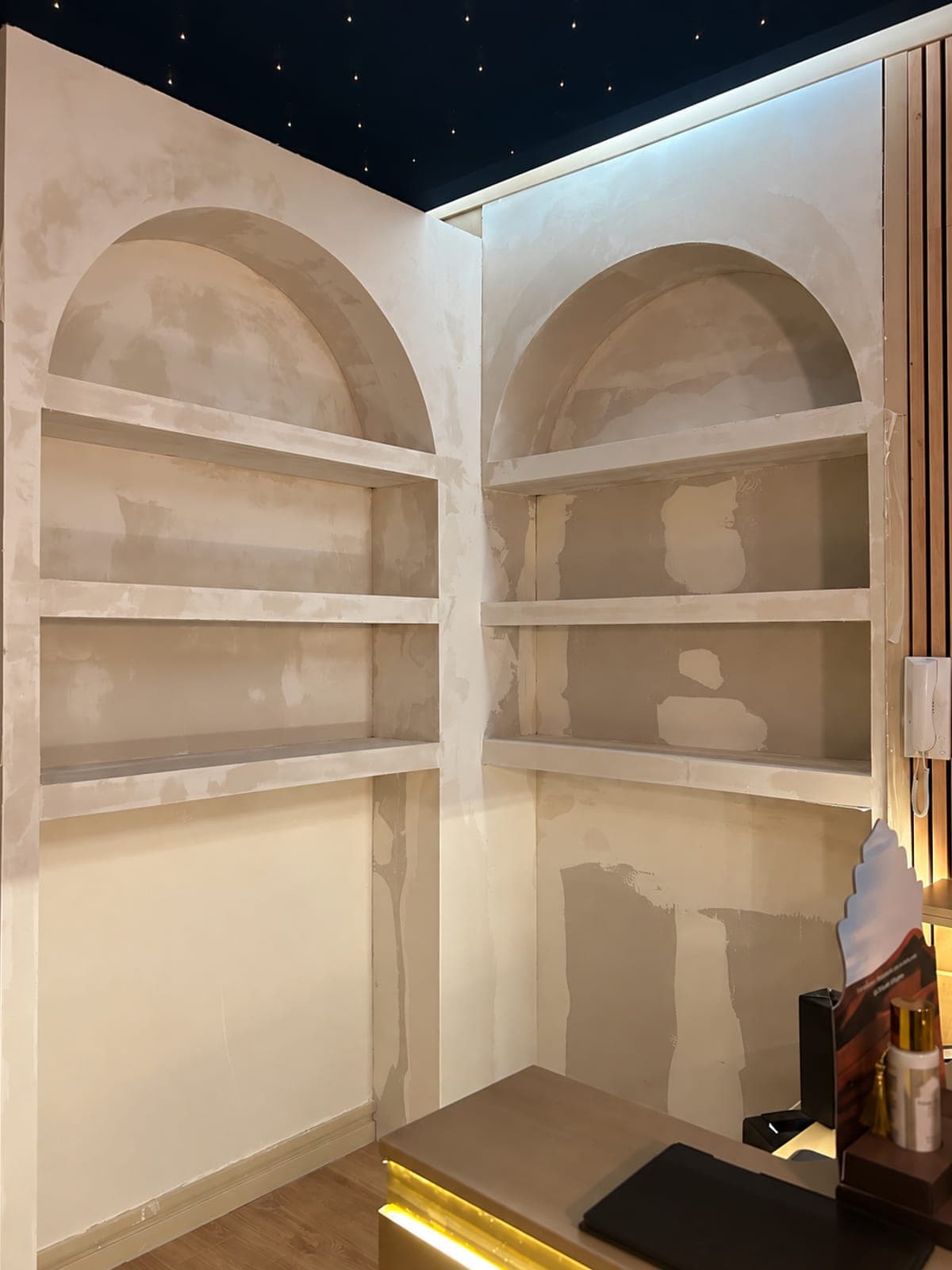Niches en arche en plaque de plâtre avant finitions