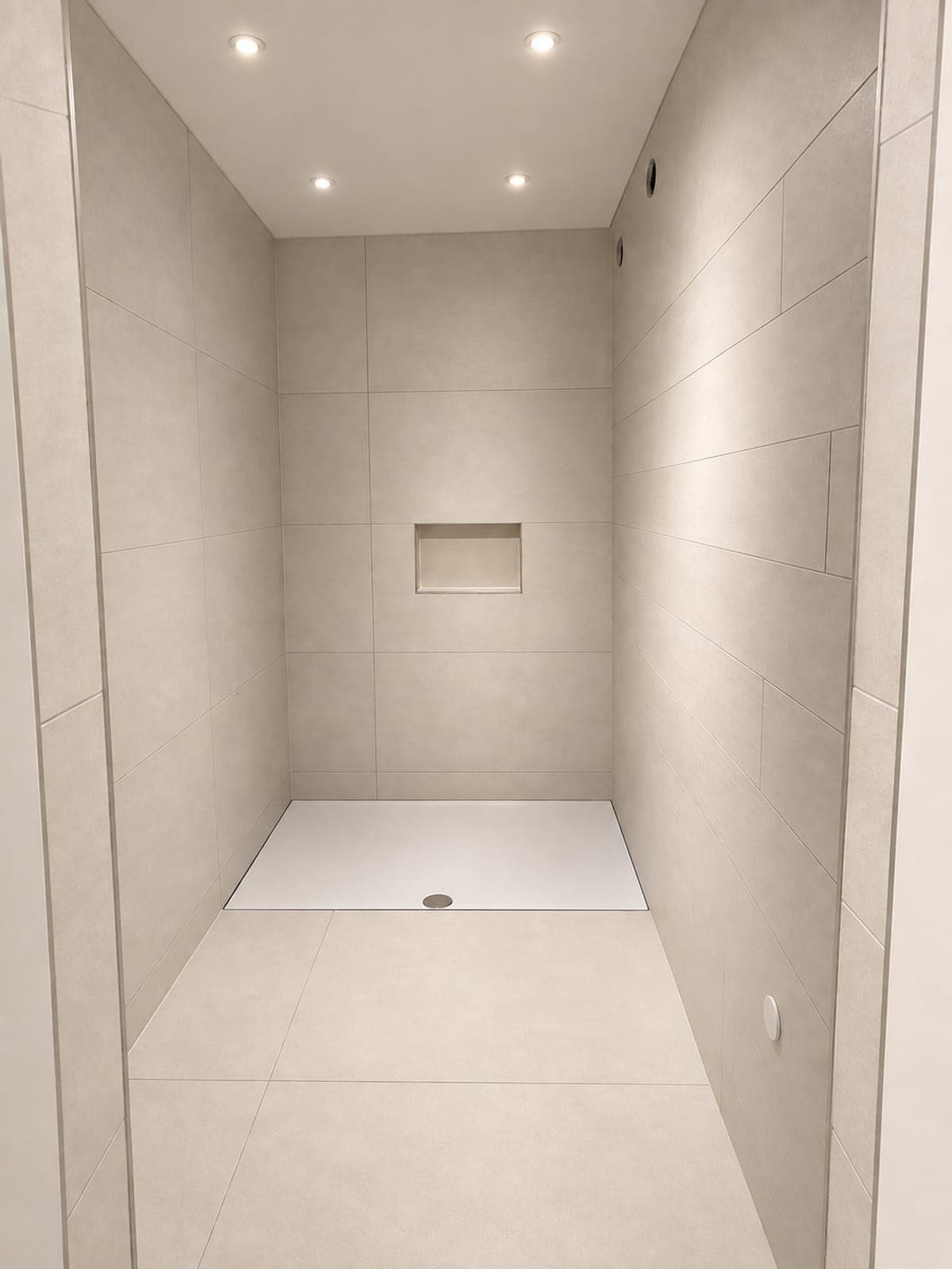 Douche à l'italienne terminée en grands carreaux clairs avec niche murale