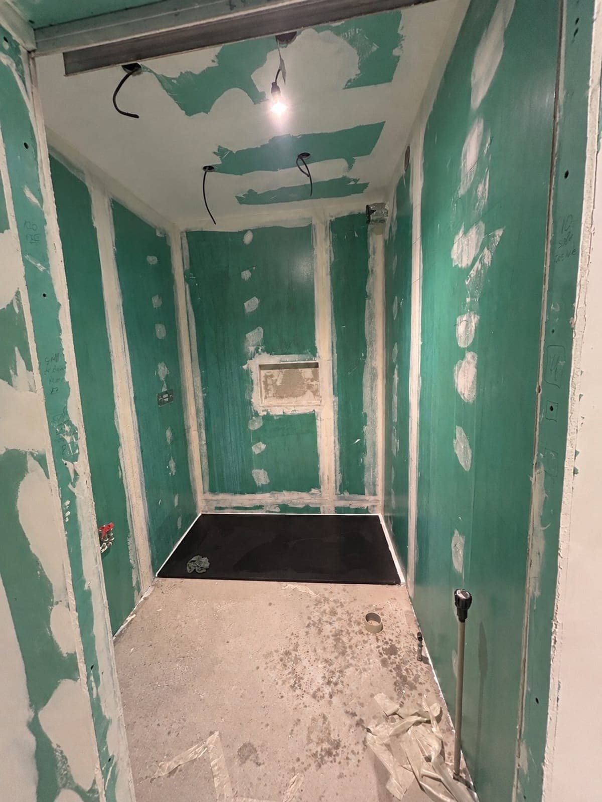 Douche en plaques hydrofuges vertes avant carrelage