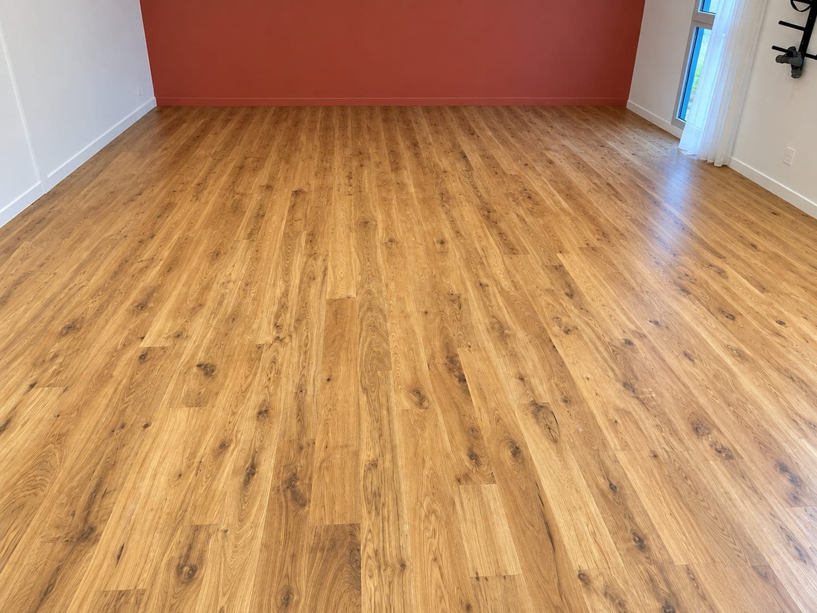 Salon terminé avec parquet chêne naturel