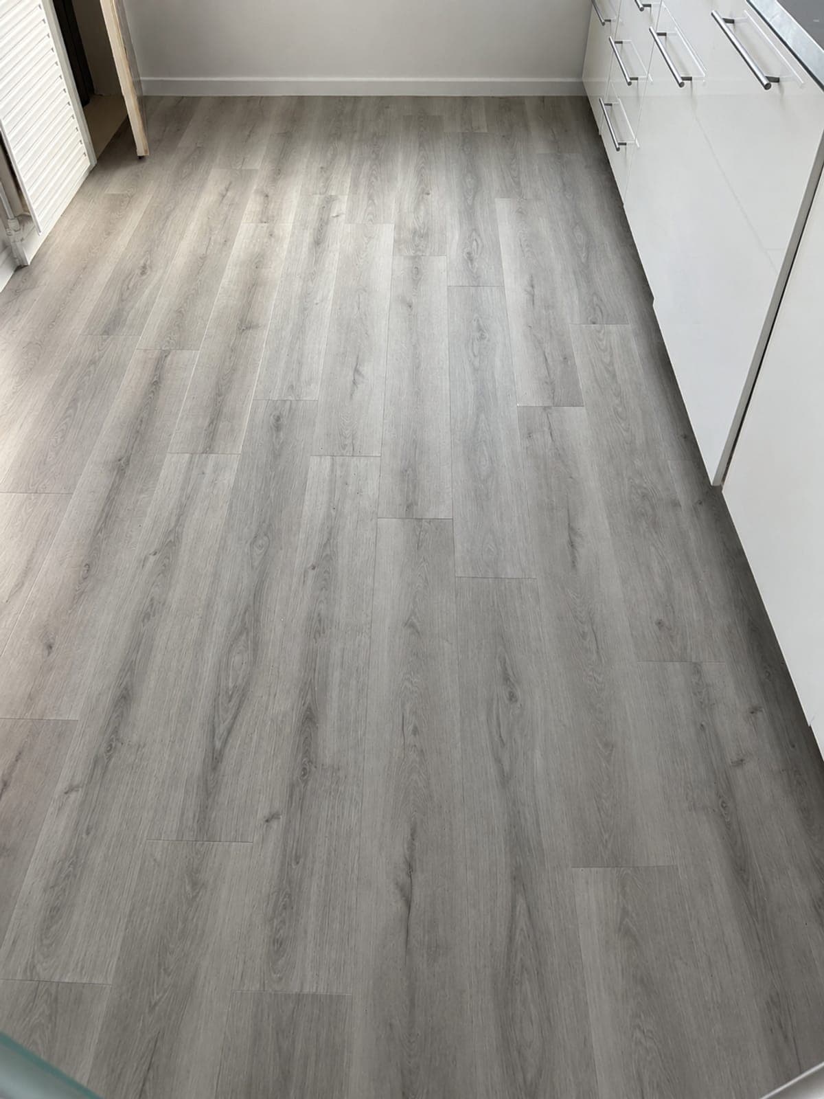 Pièce terminée avec parquet gris clair