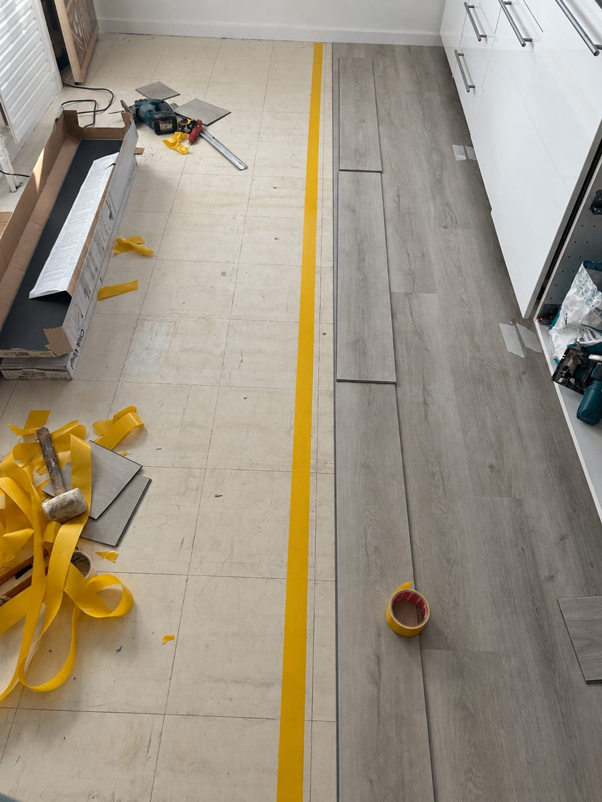 Pièce en cours de pose de parquet avec sous-couche