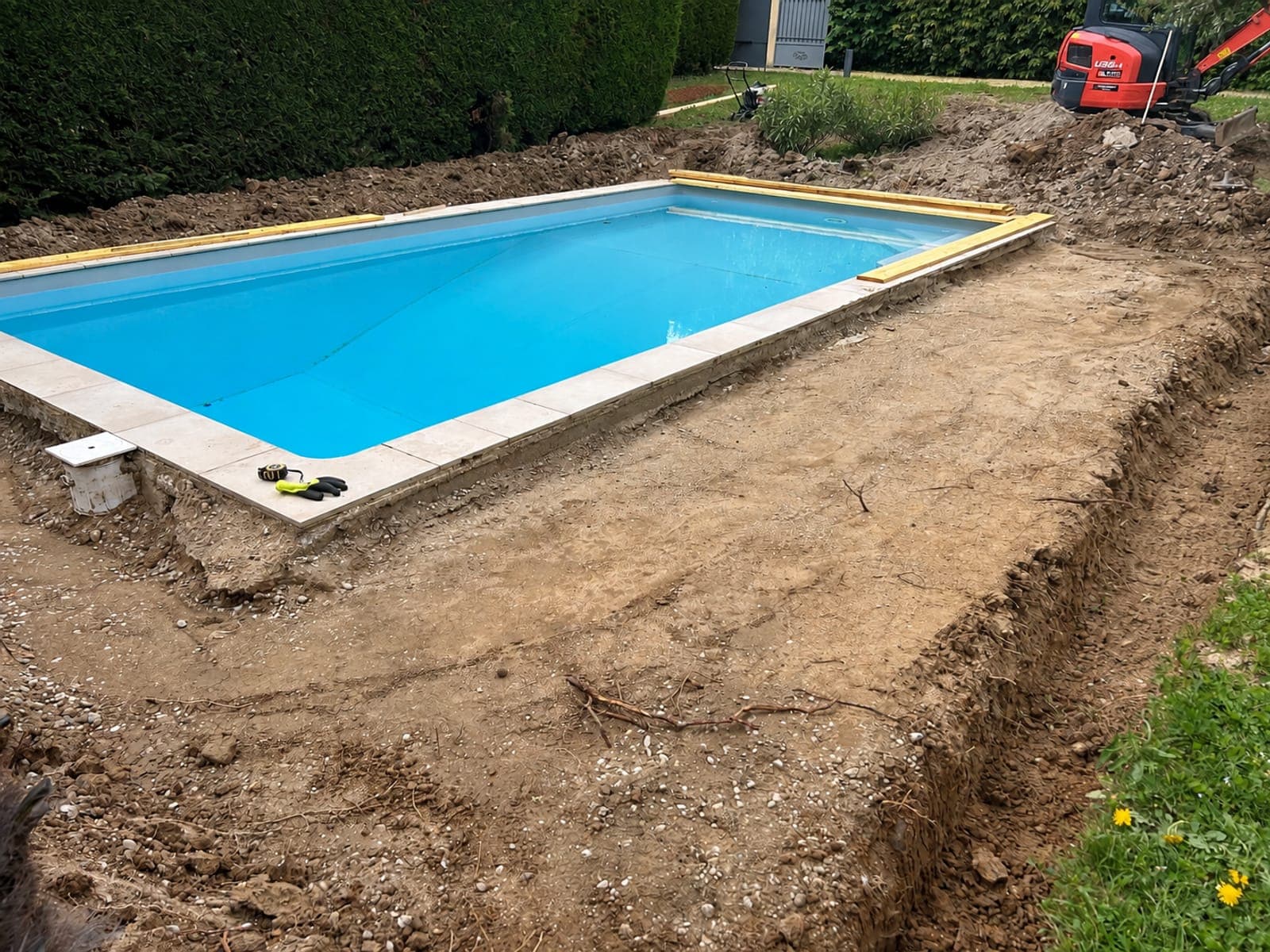 Abords de piscine terrassés avant la pose du carrelage