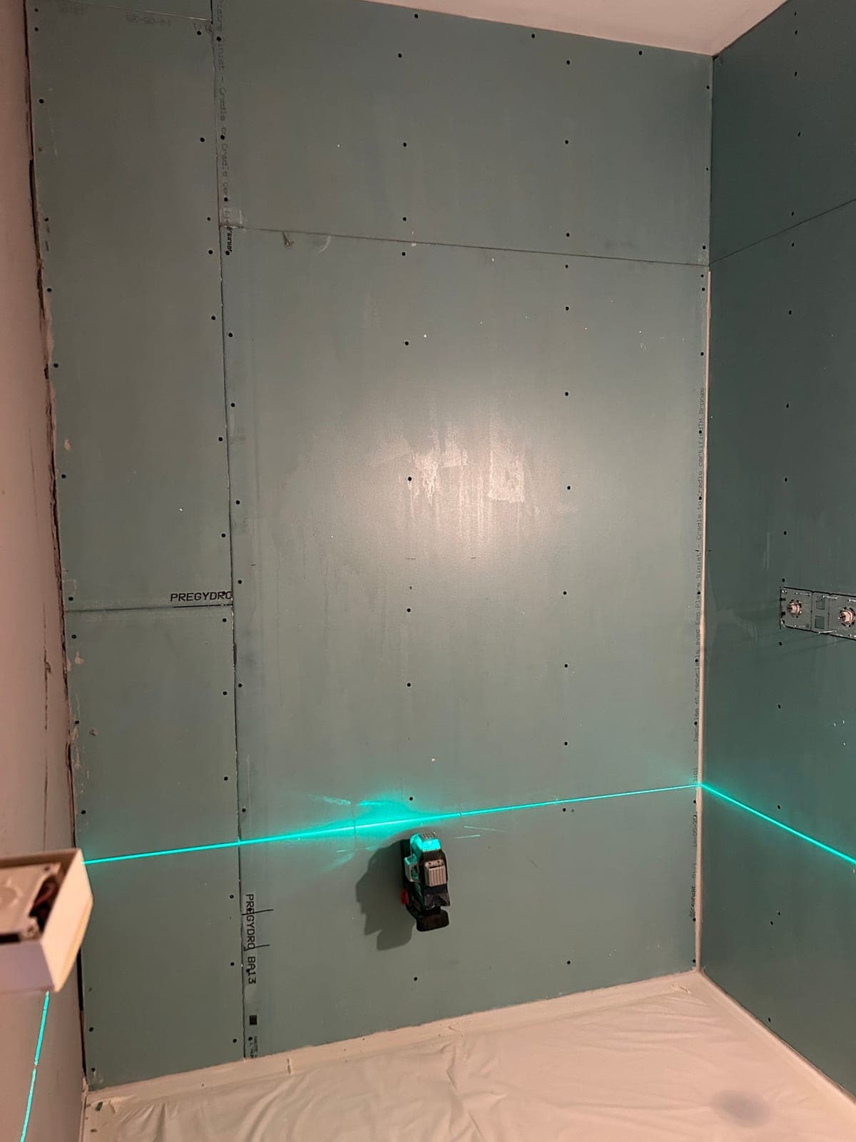 Salle de bain avec murs en plaques hydrofuges avant carrelage