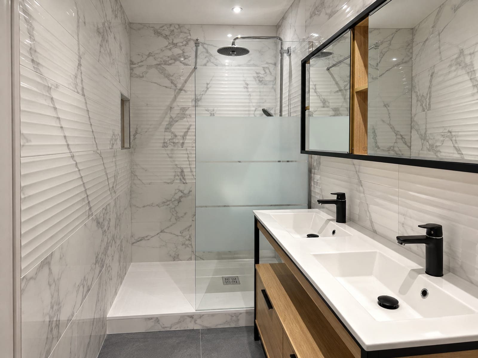 Douche à l'italienne avec paroi vitrée et robinetterie noire